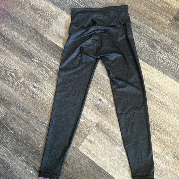 Peloton X Hust Wilson black orange purple 80s print reversible grey leggings M - Picture 7 of 7